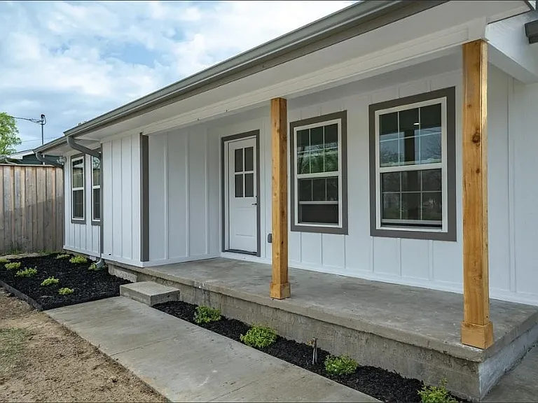 304 N Main St — Photo 2