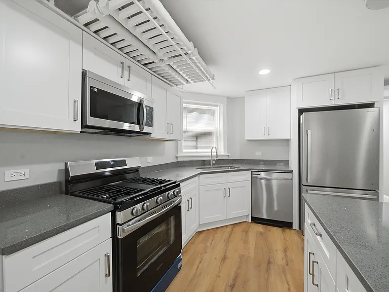 1915 W Lunt Ave #G — Photo 5