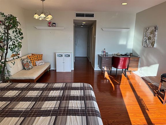 4th image of 2016 Main St APT 2510