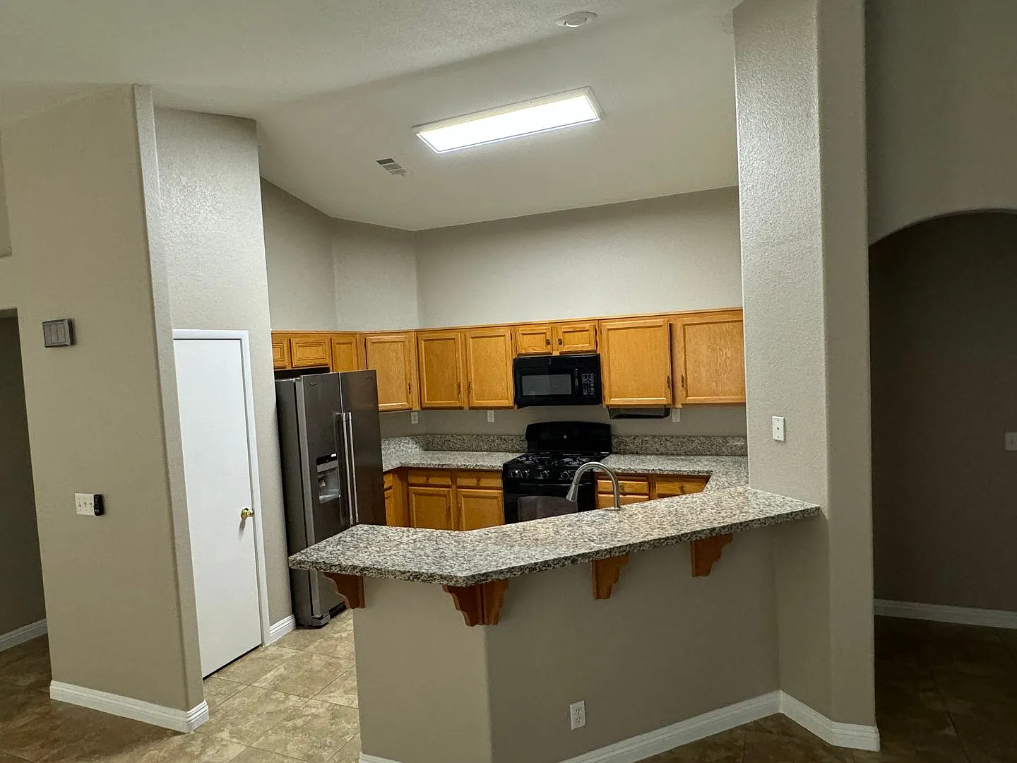 Single Story, 3BR, 2bth, 2 crg — Photo 3