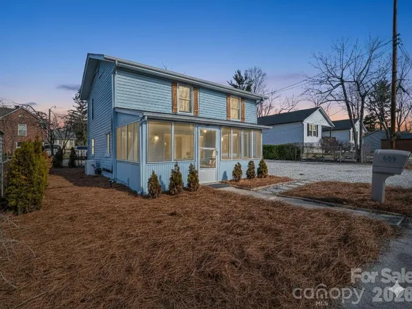 609 Edgewood Ave, Hendersonville, NC 28792