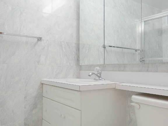 5th image of 200 E 71st St APT 14B
