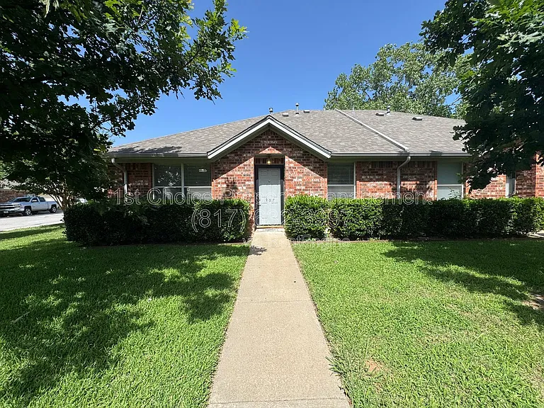 957 Austin Ct — Photo 2