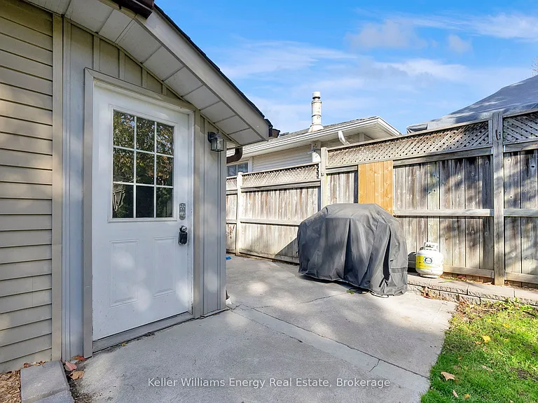 1137 Norman Cres #LOWER — Photo 4