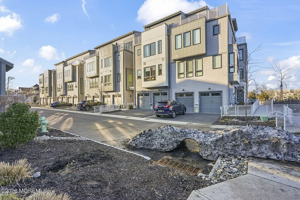 Building Photo - 300 Asbury Ave #14