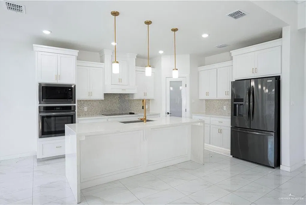 4 bed, 3.5 bath, 2238 sqft, $3,300 — Photo 3