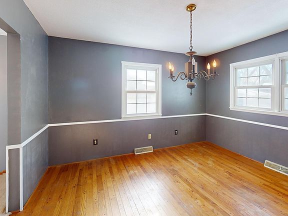 4th image of 131 4th Pl SE