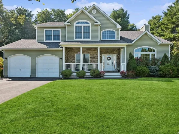7 Wagon Wheel Court, Smithtown, NY 11787