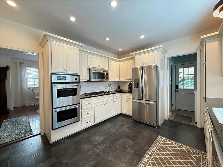 31 Jacobson Ave — Photo 7