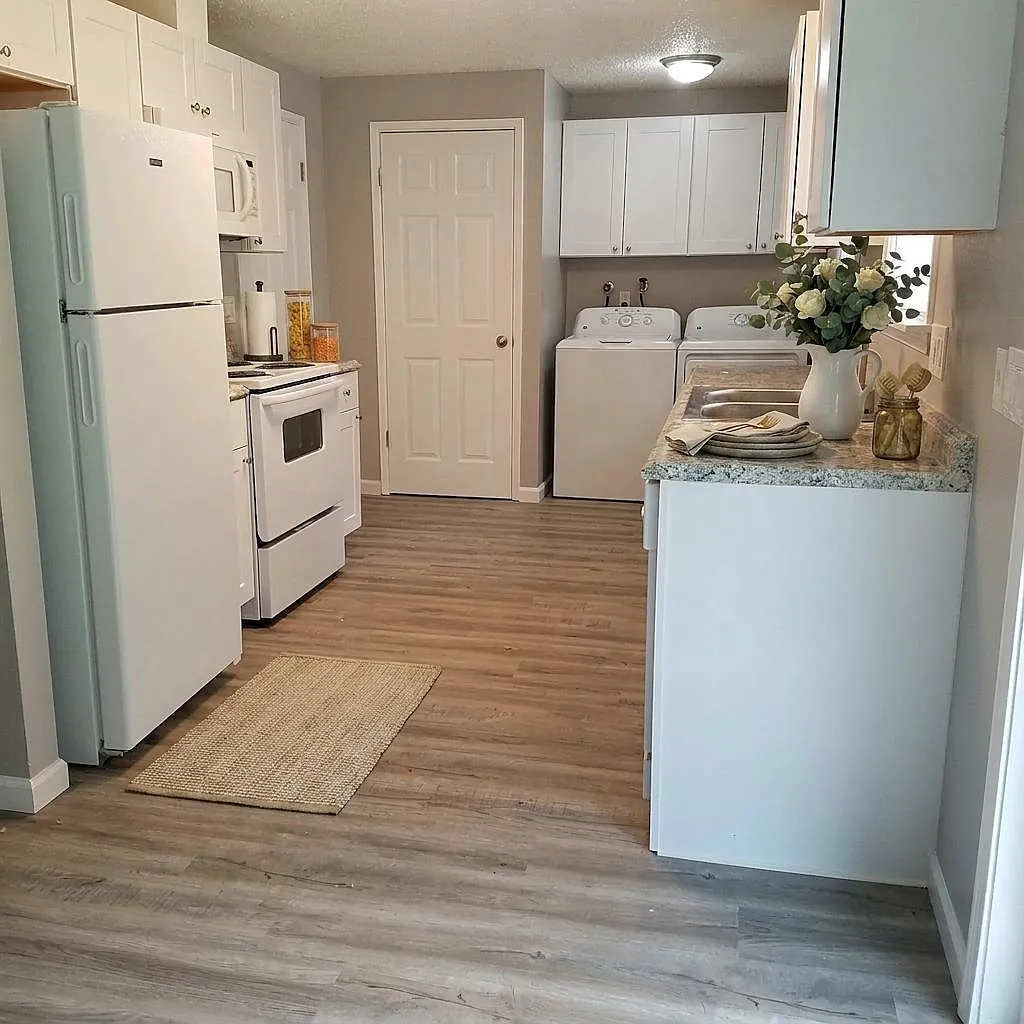 2 bed, 990 sqft, $2,120 — Photo 2