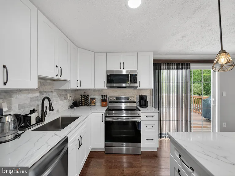 3806 Candlelight Ct — Photo 12
