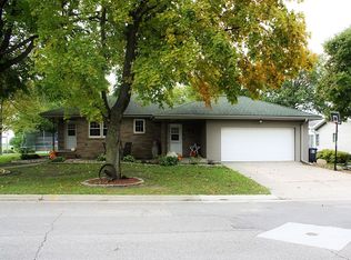 303 11th St, Aplington, IA 50604
