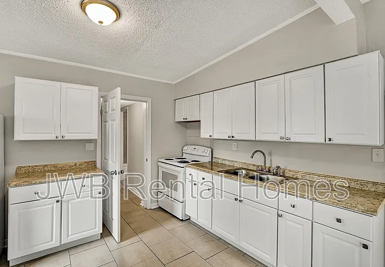 915 Wayne St — Photo 2