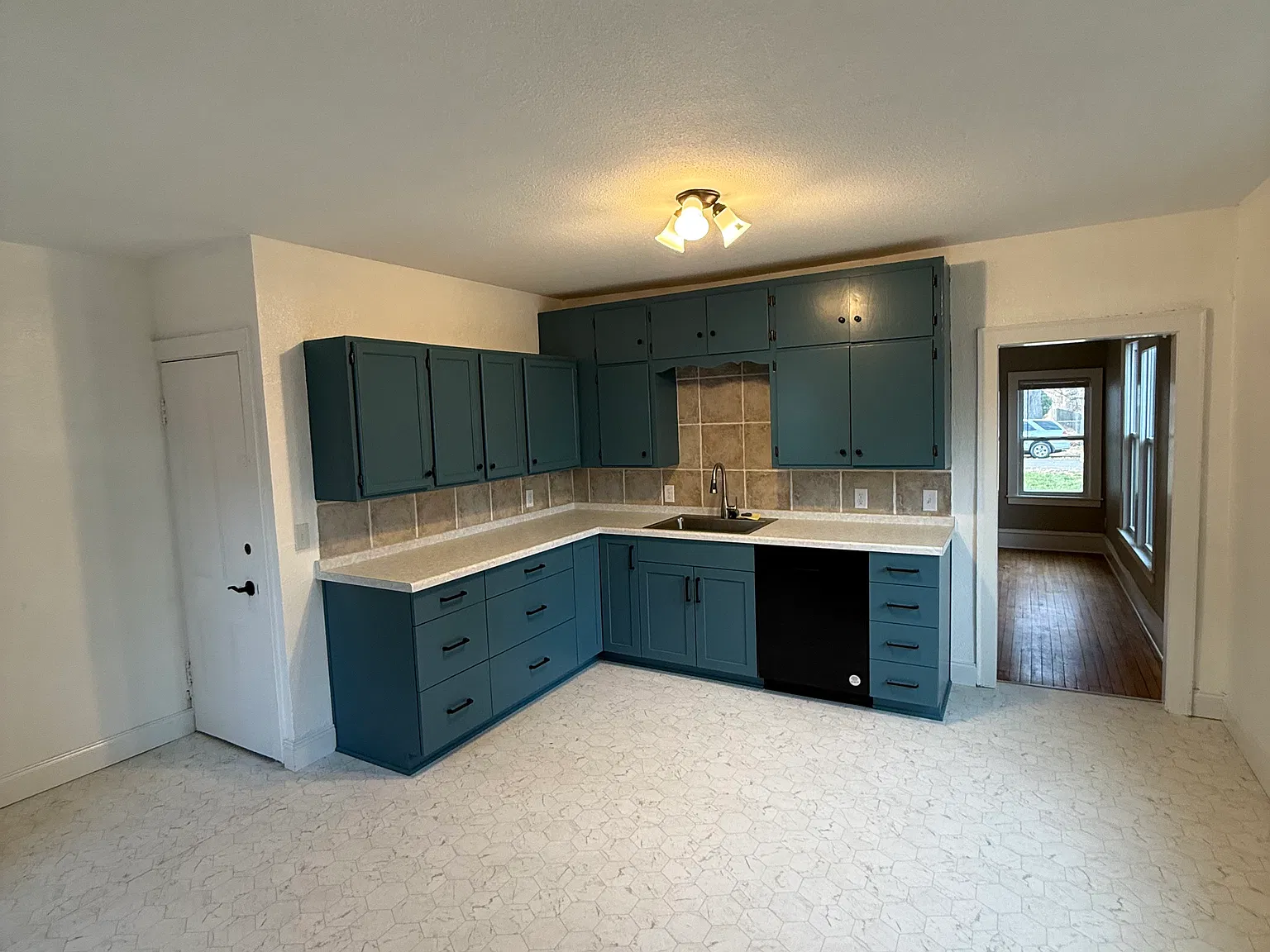 2405 Grand St NE — Photo 3