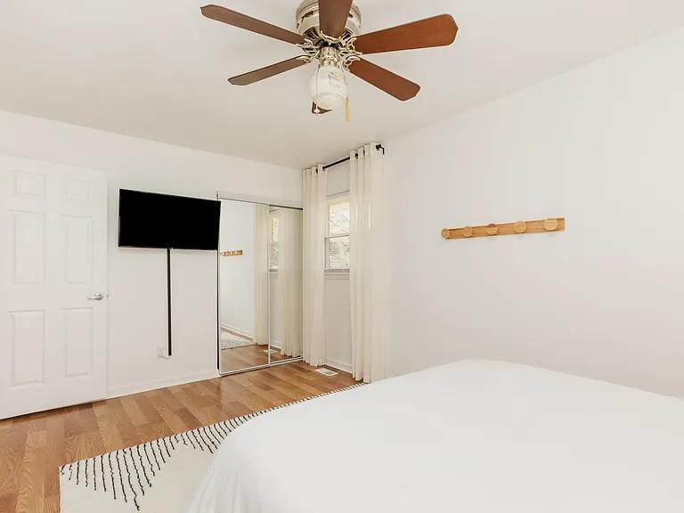 Bedroom 3 w/Queen Bed & TV
