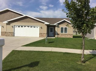 2020 Pembrooke Dr, Grand Forks, ND 58201