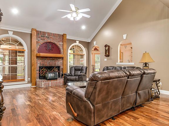 5th image of 19 Oakthorn Ct