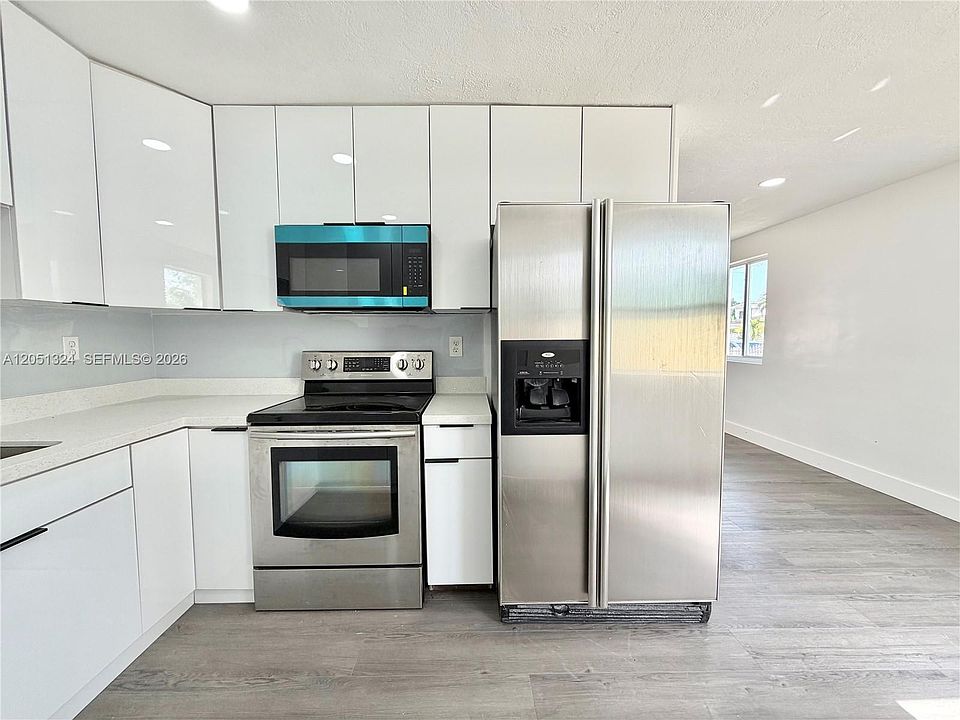 1st image of 685 Park Dr