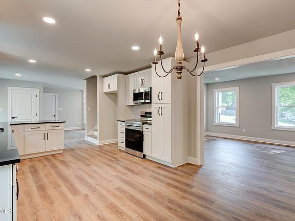 4th image of 1825 Dunraven Dr