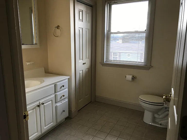 Full Bath w/ Closet