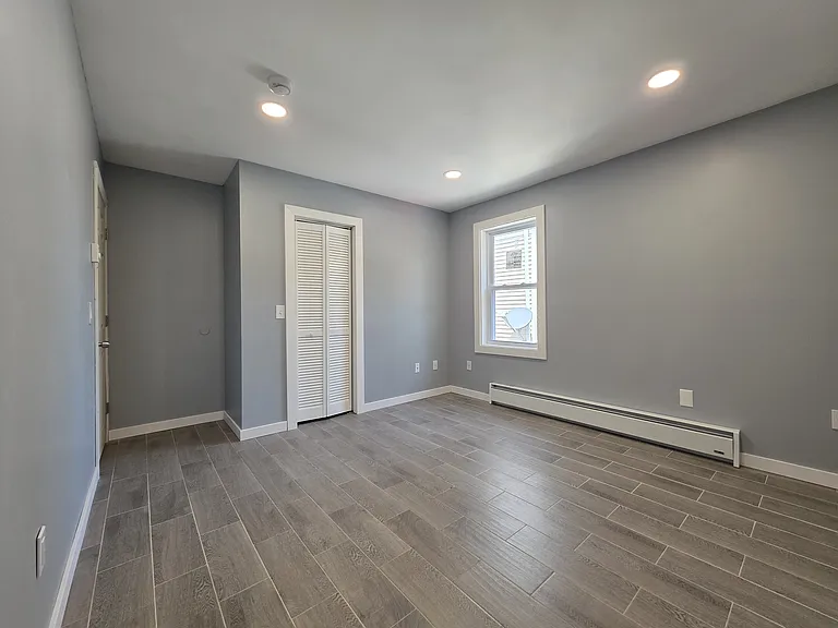 135 Putnam St 2ndflr Renovated! Spacious! Greatlocale! Petsok Laundry — Photo 11