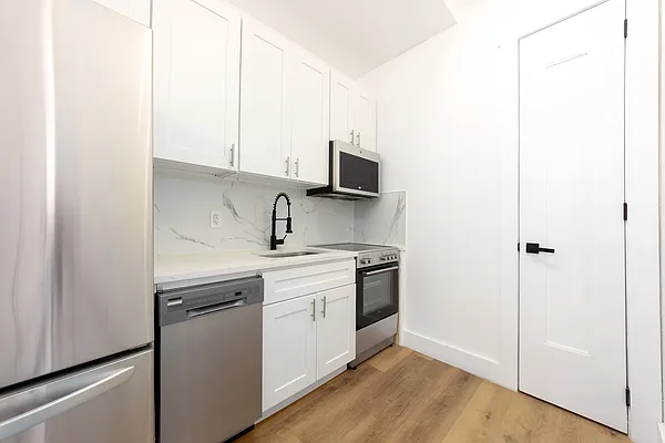 Rented by Manhattan Realty Group | media 7