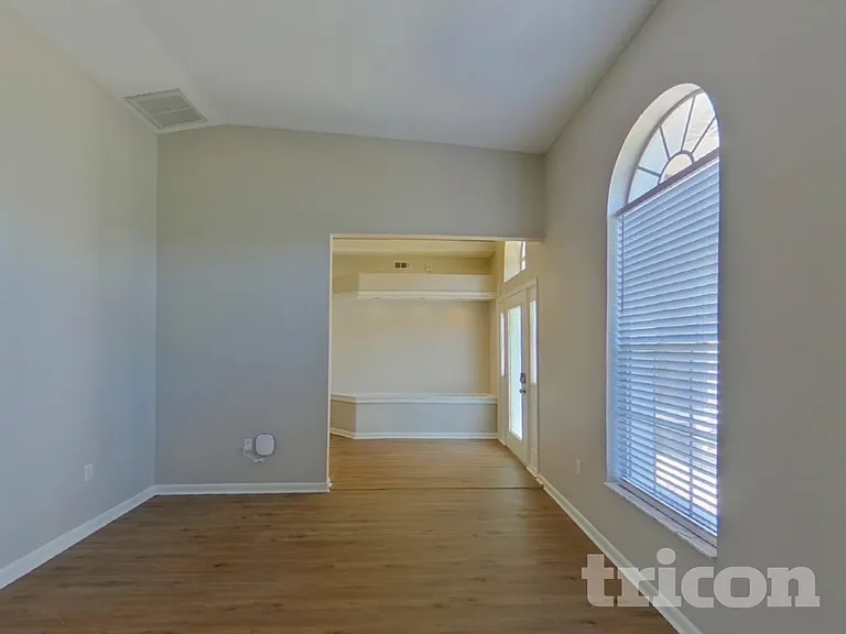 1559 McAuliffe Ln — Photo 3