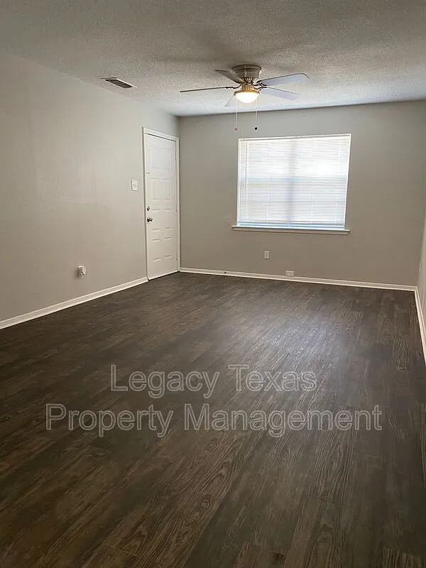 2 bed, 1.0 bath, 861 sqft, $1,225 — Photo 1