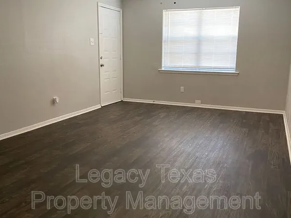 1302 Berry Dr #A, Cleburne, TX 76033
