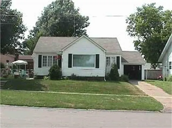 803 E 2nd St, Pella, IA 50219