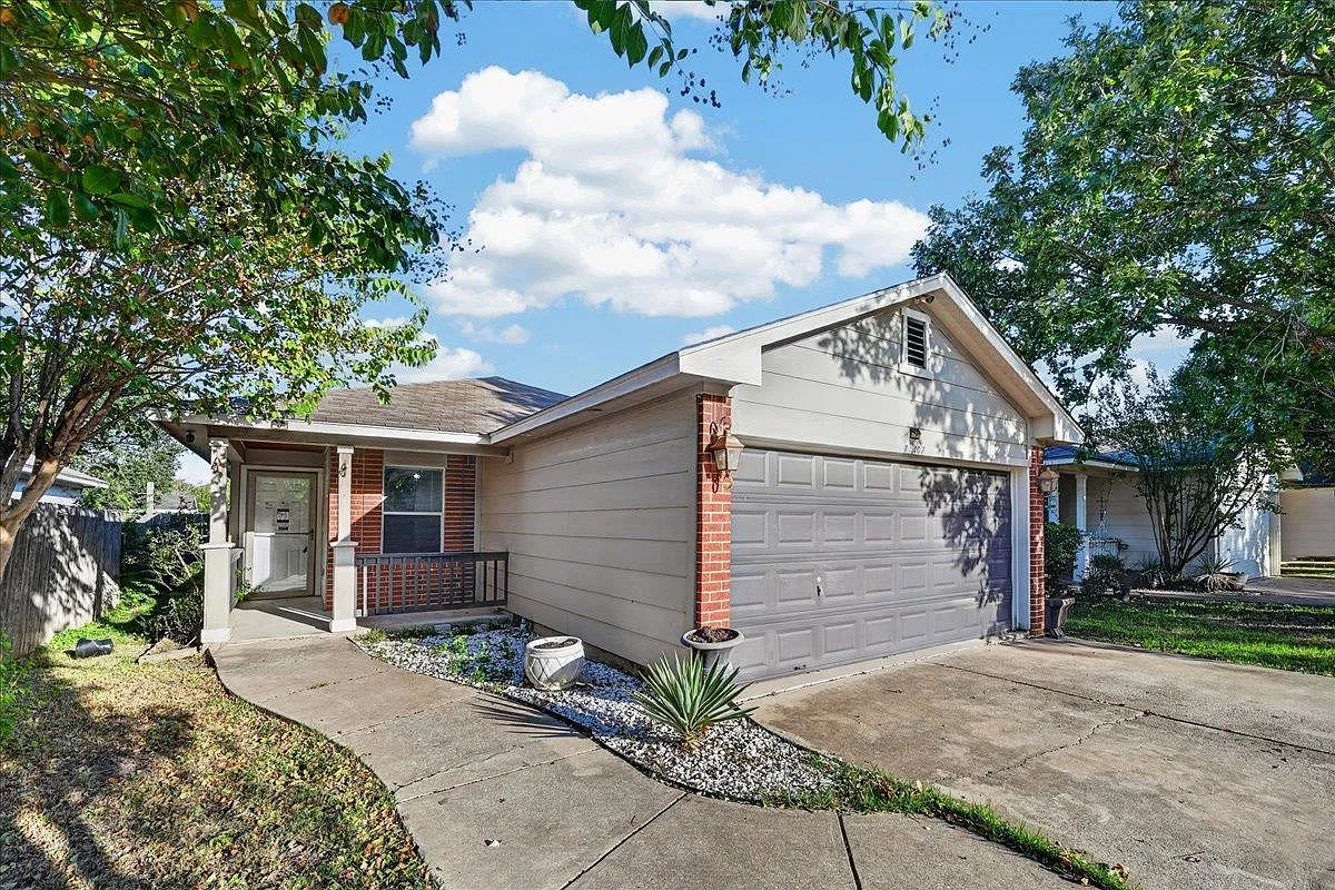 4 bed, 2.0 bath, 1183 sqft, $2,300 — Photo 2