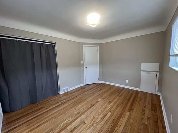 4th image of 16182 Regina Ave