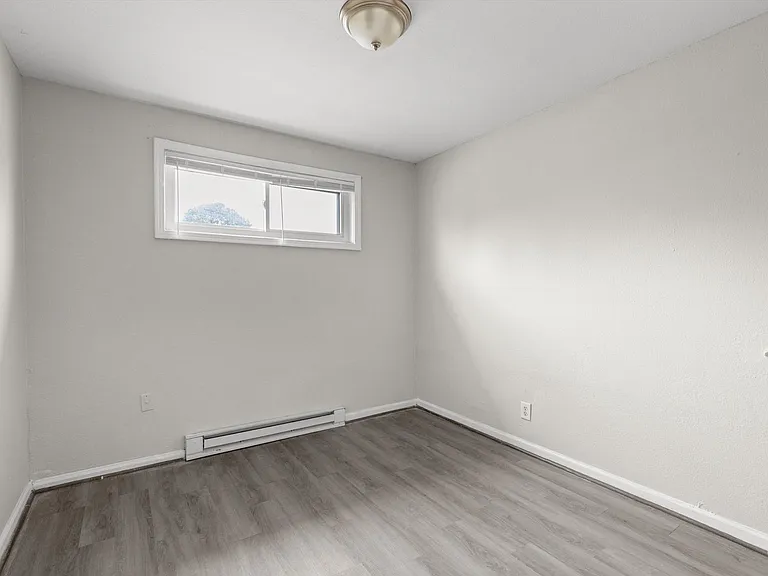 Pullman Ave. 200 — Photo 17