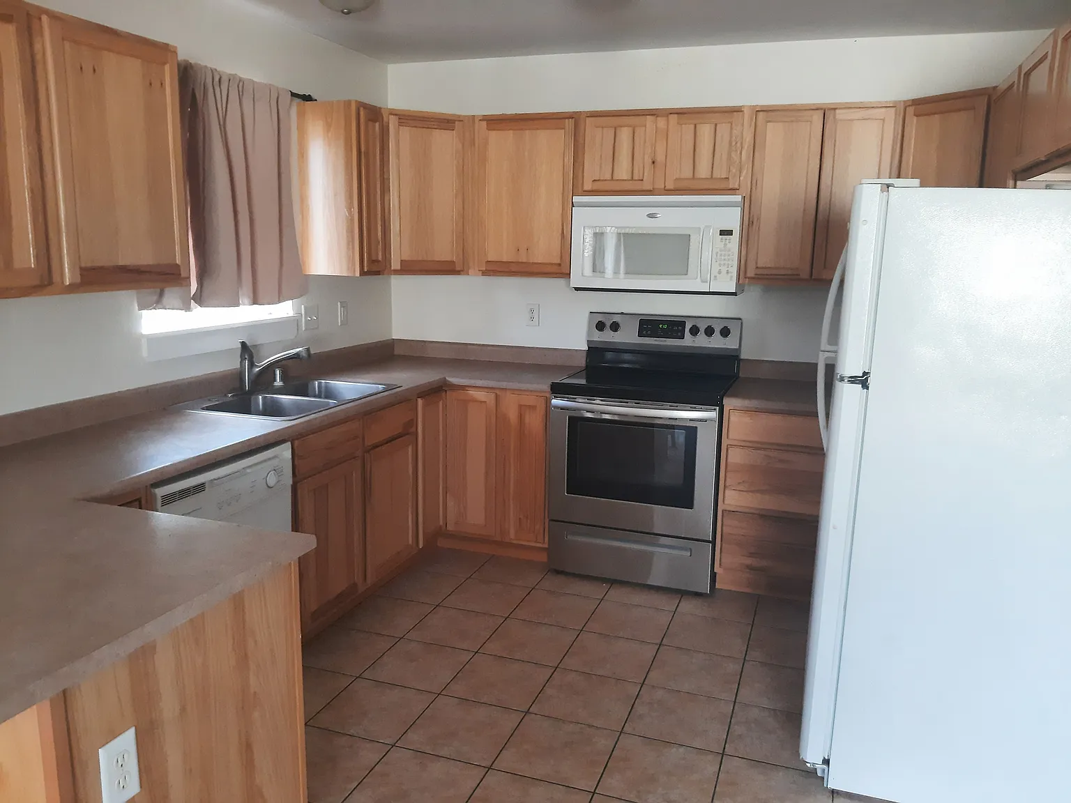 3 bed, 1500 sqft, $2,100 — Photo 3