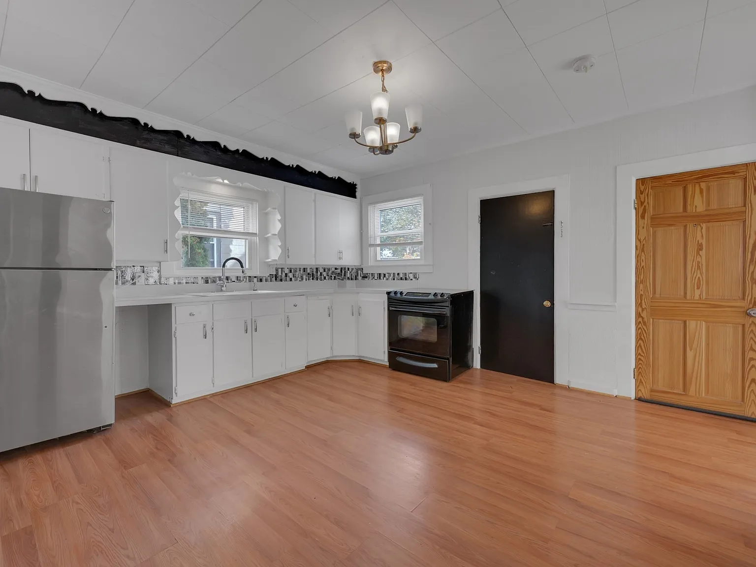 3 bed, 1.0 bath, 1088 sqft, $2,100 — Photo 3