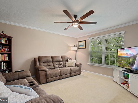 3rd image of 34 Barclay Ln