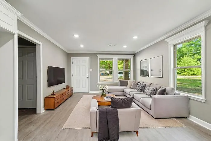 2102 Moss St — Photo 6