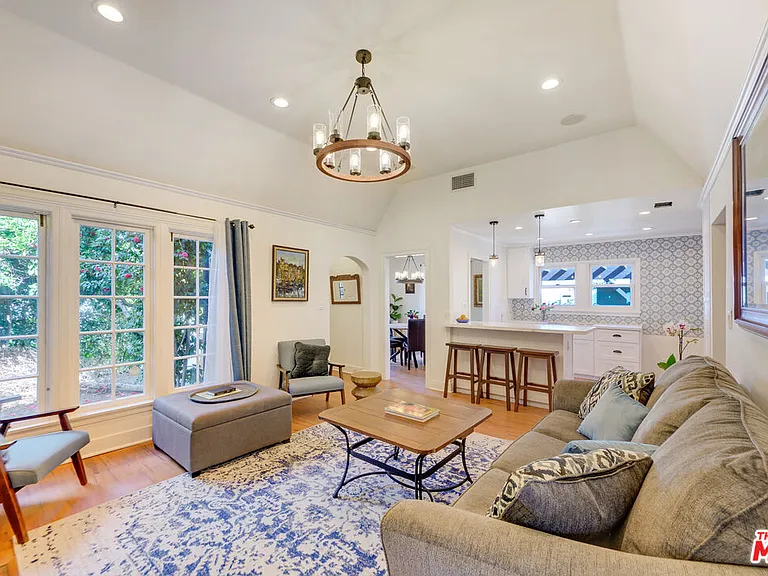 8818 Rosewood Ave — Photo 10