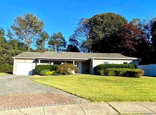 10 Barbara Lynn Ct, Plainview, NY 11803