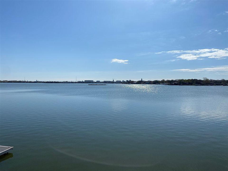 1st image of 202 W Lakeshore Dr