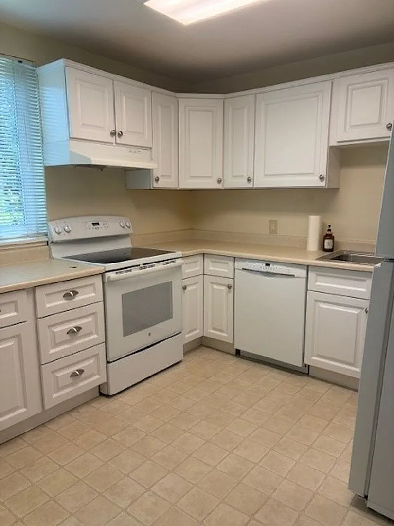 2 Bedroom 1.5 Bathroom Old Folsom Charmer — Photo 3