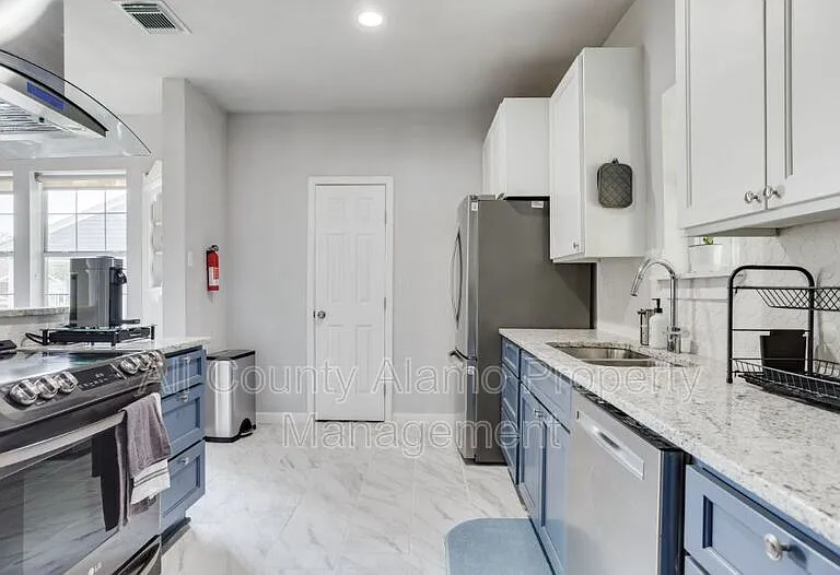 1031 W Gramercy Pl — Photo 8