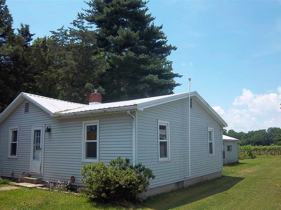 Welcome to 1005 Locust st. in New Harmony, IN