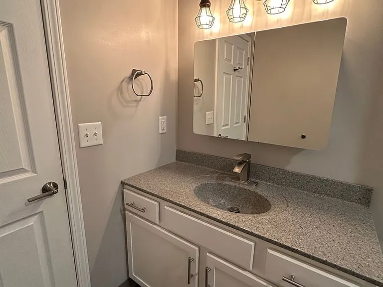 326 W Charles St — Photo 13