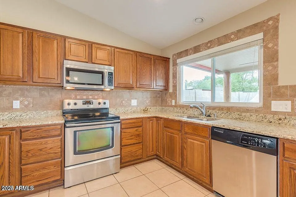 3 bed, 2.0 bath, 1428 sqft, $3,250 — Photo 3