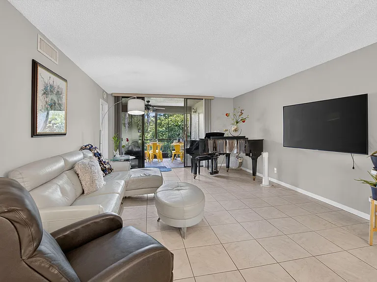 7473 Glendevon Ln #402 — Photo 7