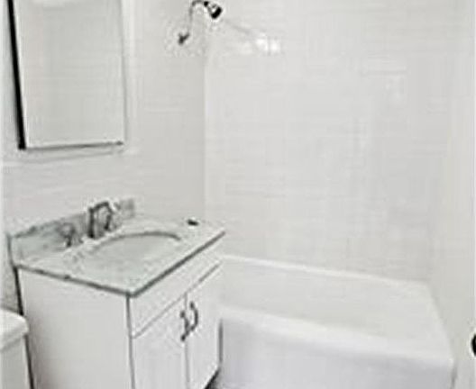 3rd image of 333 E 46th St APT 10K