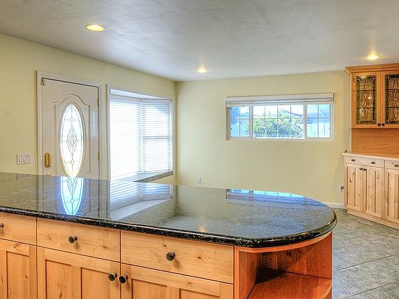 4th image of 956 Gray Dr