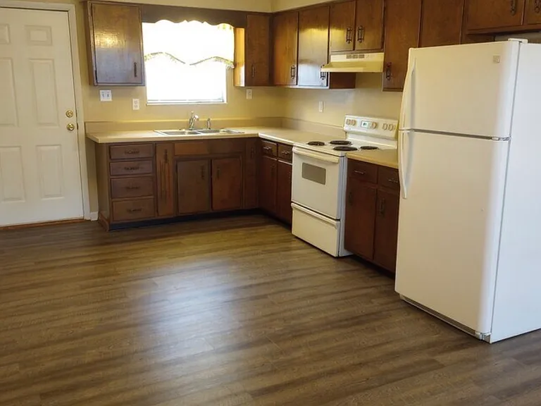 1029 Rowe St — Photo 3