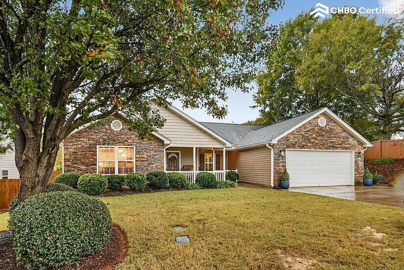 Beautiful 4BR Home Near Downtown Greer — Photo 2